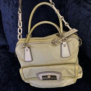 Gorgeous Coach exclusive collection that is in Excellent condition.